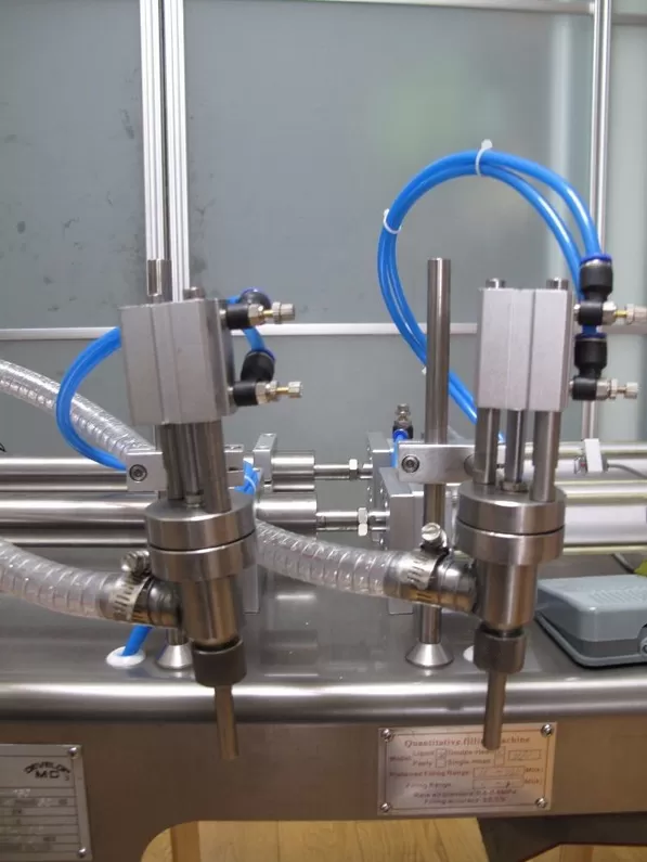 Máy chiết rót 2 vòi hút nguyên liệu trực tiếp khí nén HADG-CR07