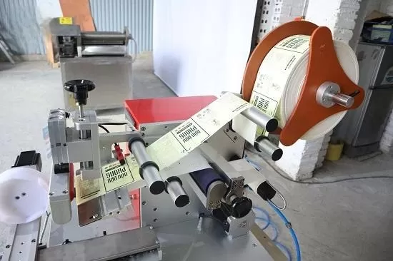 Máy dán nhãn chai tròn bán tự động HADG-3T1