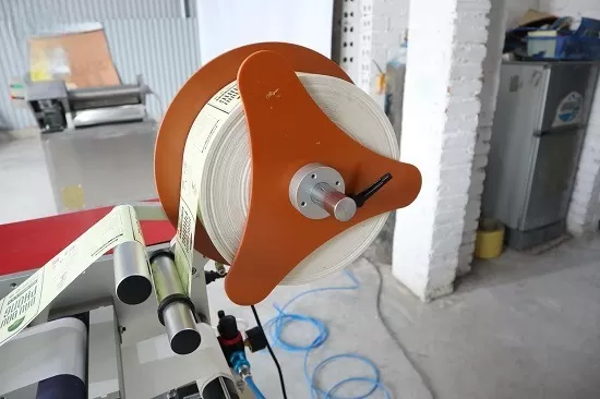 Máy dán nhãn chai tròn bán tự động HADG-3T1