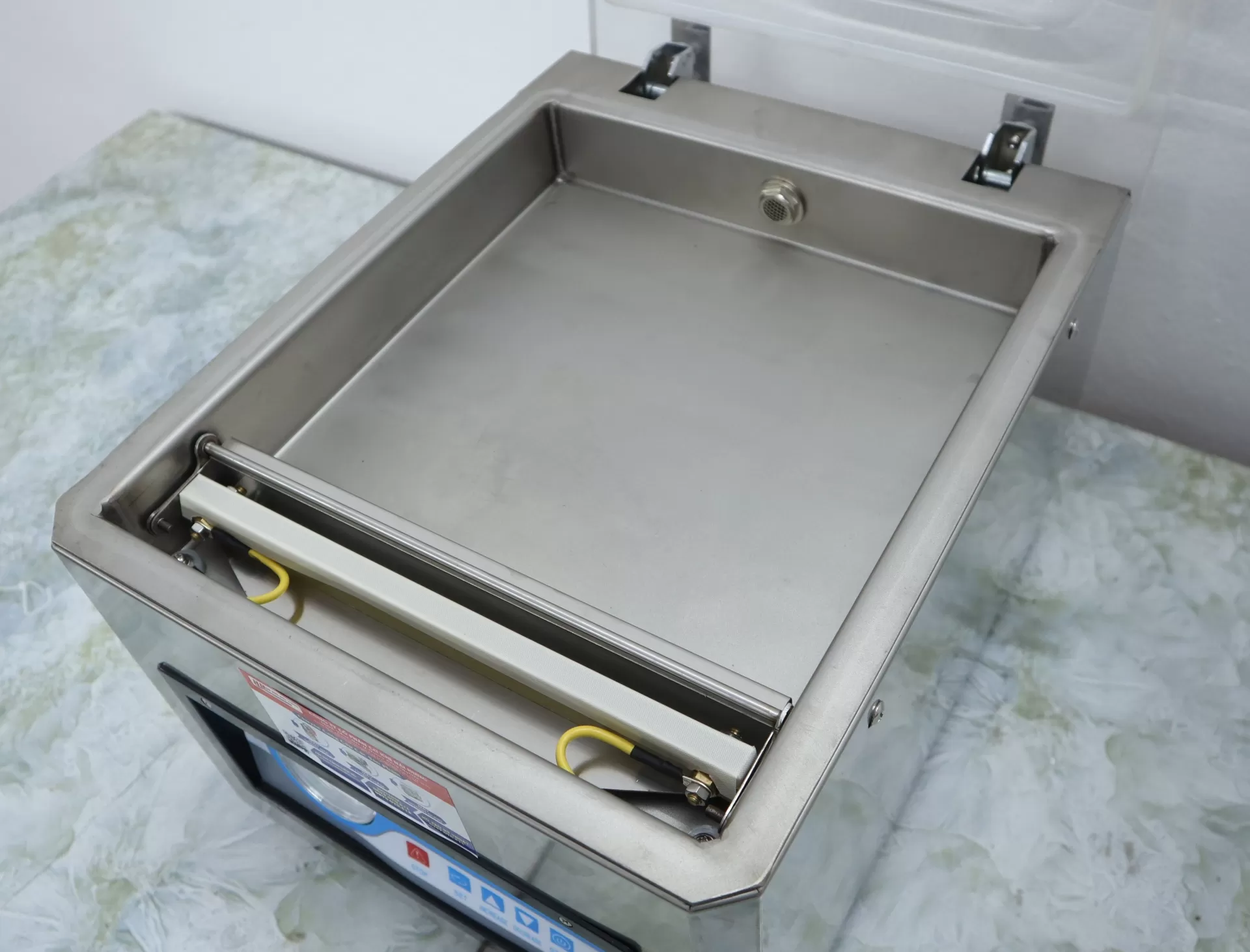 Máy hút chân không DZ-260 HADG-C16 thiết kế để bàn nhỏ gọn, hút chân không mạnh mẽ, phù hợp đóng gói thực phẩm, gia đình và kinh doanh nhỏ.